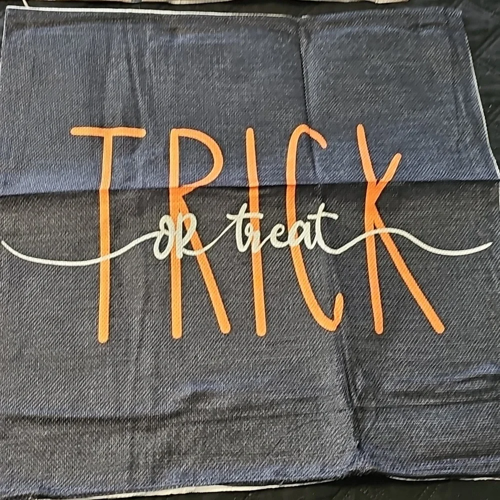 Nwt Halloween Themed Decorative Napkins Set 16x16